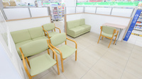 スギ薬局 西尾桜町店の待合スペース