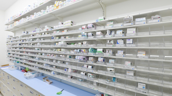スギ薬局 西尾桜町店の薬棚