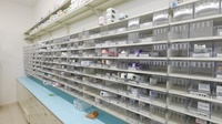 スギ薬局 鳳東町店の薬棚