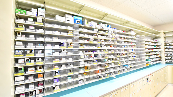ドラッグイレブン薬局小田部店の薬棚