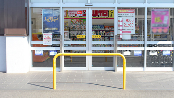 コスモス調剤薬局　明神店の入口