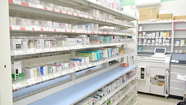 ドラッグセイムス吉川さくら通り薬局の薬棚