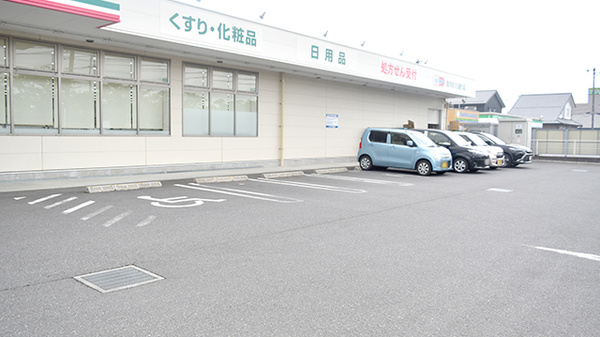 ドラッグセイムス吉川さくら通り薬局の駐車場