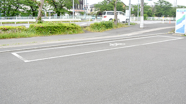 ドラッグセイムス吉川さくら通り薬局の駐輪場