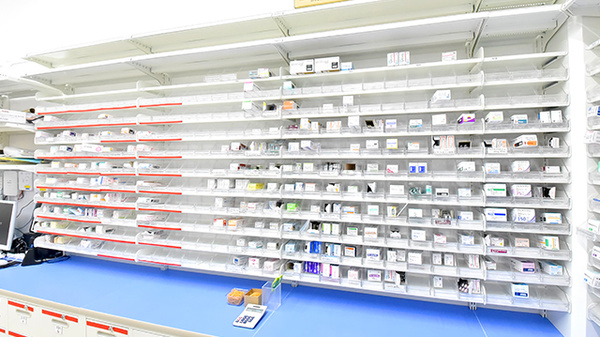 ドラッグイレブン薬局下荒田店の薬棚