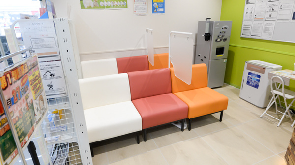 調剤薬局ツルハドラッグ江別高砂店の待合スペース