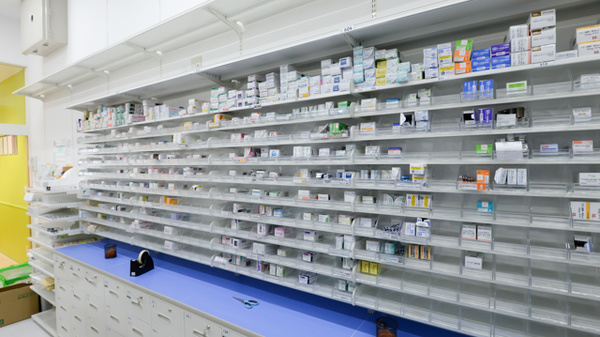 調剤薬局ツルハドラッグ江別高砂店の薬棚