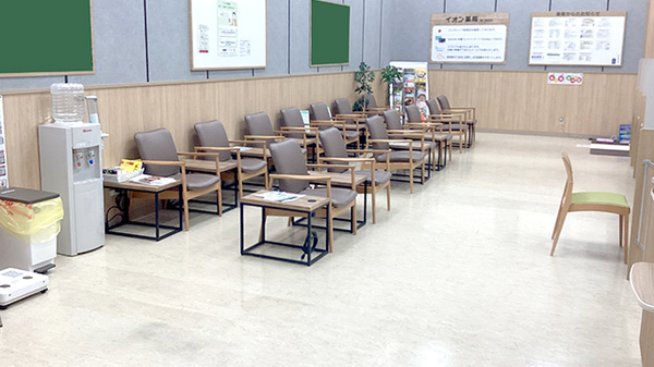 イオン薬局第二熱田店の待合スペース