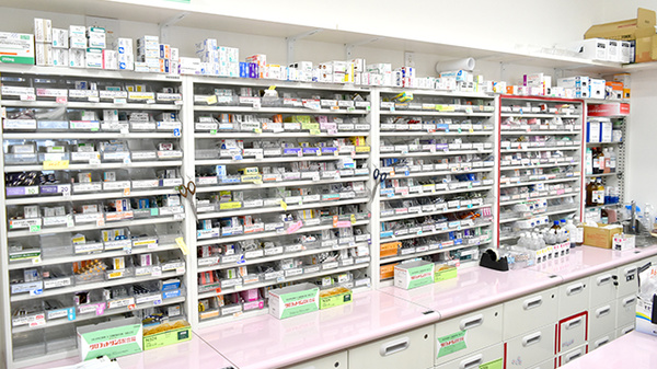 薬に頼らない薬局の薬棚