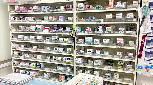 末広調剤薬局の薬棚