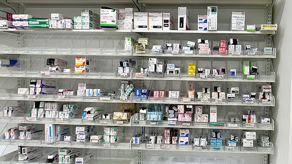 セキ薬局　堀の内町店の薬棚