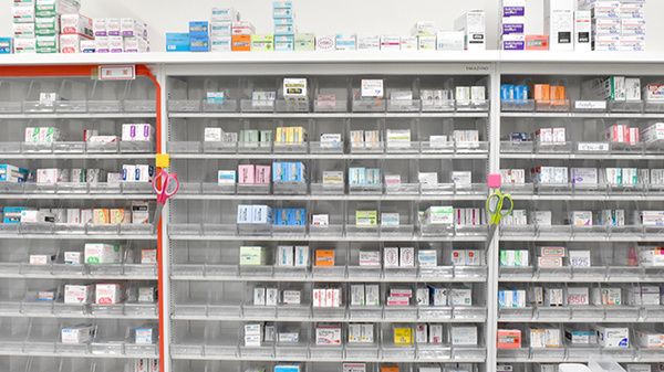 すず薬局　にしろく店の薬棚