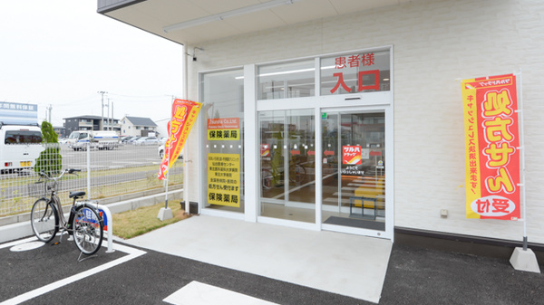 調剤薬局ツルハドラッグなないろの里店の入口