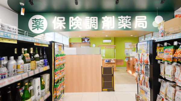 調剤薬局ツルハドラッグなないろの里店の入口