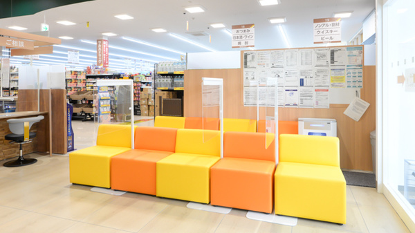 調剤薬局ツルハドラッグなないろの里店の待合スペース
