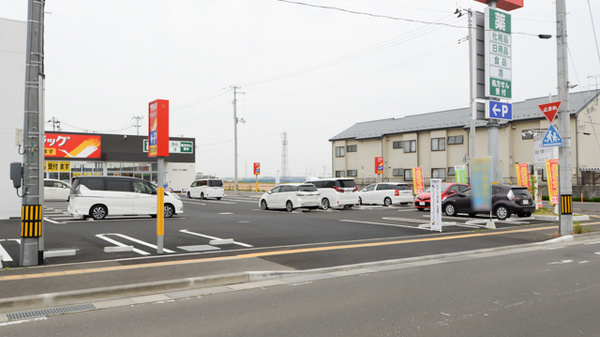 調剤薬局ツルハドラッグなないろの里店の駐車場
