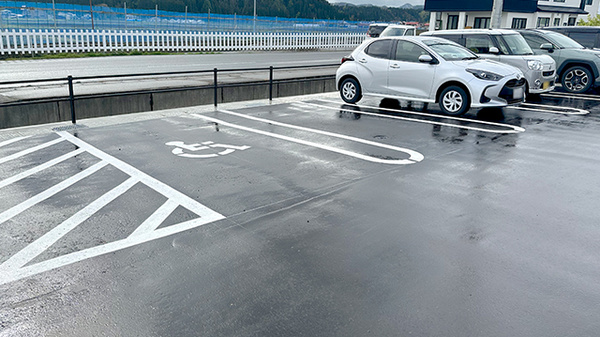 つくし薬局かづの店の駐車場
