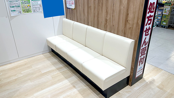 コクミン薬局シャポー市川店の待合スペース