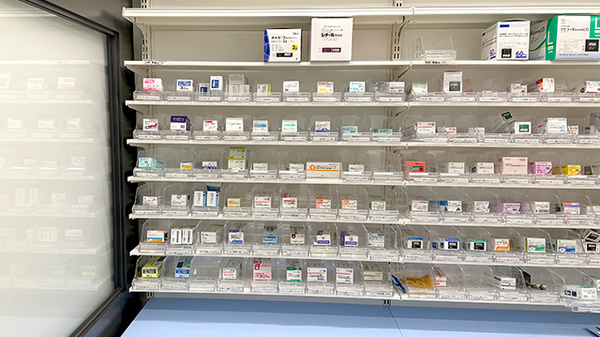 コクミン薬局シャポー市川店の薬棚