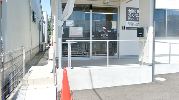 コスモファーマ薬局りんくう田尻店の入口