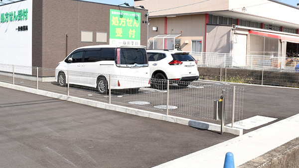 一身田薬局の駐車場