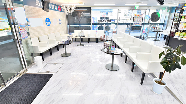 薬局日本メディカルシステム 北堀江店の待合スペース