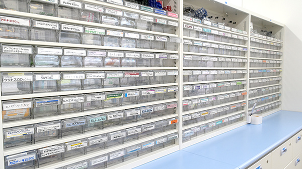さかなし薬局須恵店の薬棚