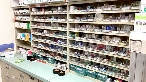 さんぽう薬局の薬棚