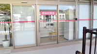 ココカラファイン薬局大阪はびきの中央店の感染予防待合スペース
