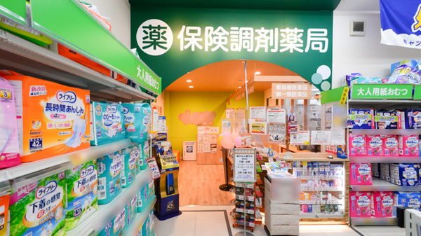 調剤薬局ツルハドラッグ秋田泉南店の入口