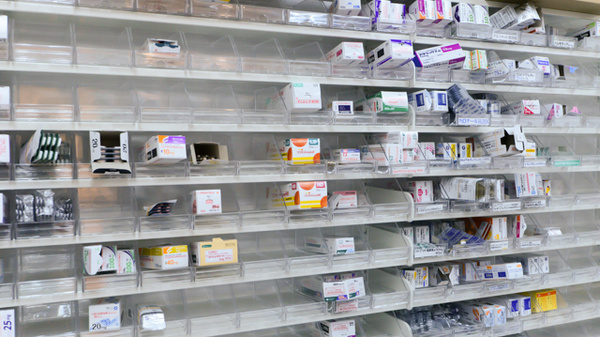 調剤薬局ツルハドラッグ秋田泉南店の薬棚
