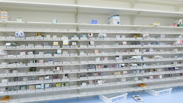 ウォンツ大町西薬局の薬棚