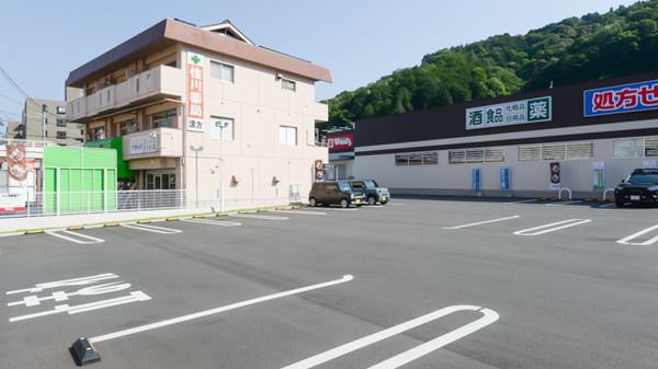 ウォンツ大町西薬局の駐車場