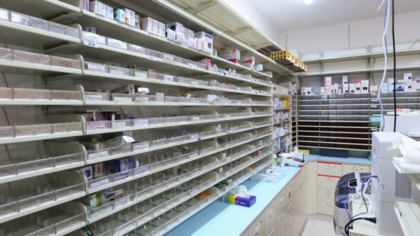 調剤薬局ツルハドラッグ仙台柳生店の薬棚