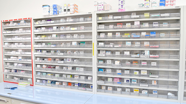 中央薬局大和八木店の薬棚