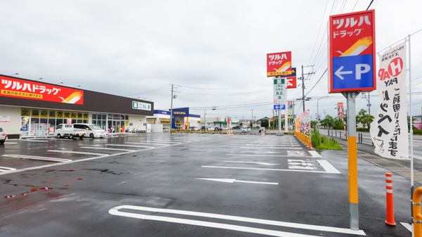 調剤薬局ツルハドラッグ本荘店の駐車場