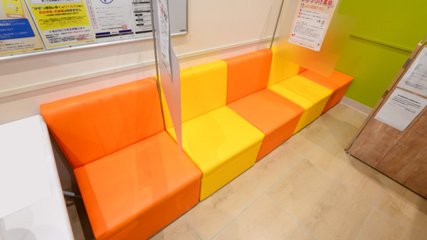 調剤薬局ツルハドラッグ盛岡向中野東店の待合スペース