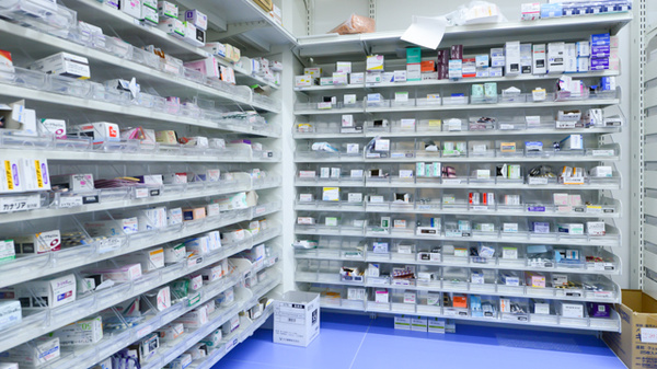 調剤薬局ツルハドラッグ盛岡向中野東店の薬棚