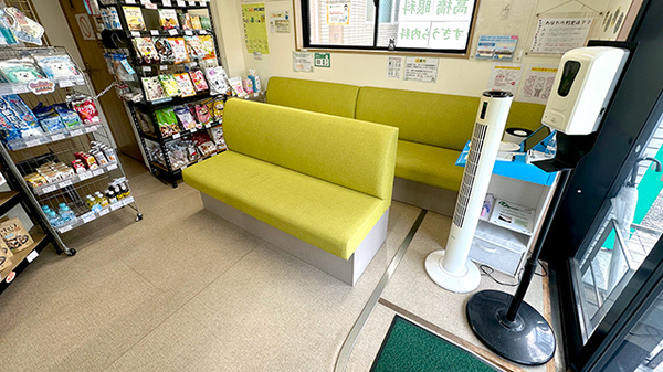 みつば薬局 草加店の待合スペース