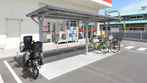 レデイ薬局　平野店の駐輪場