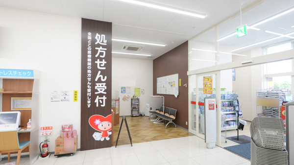 レデイ薬局　新居浜松木店の入口