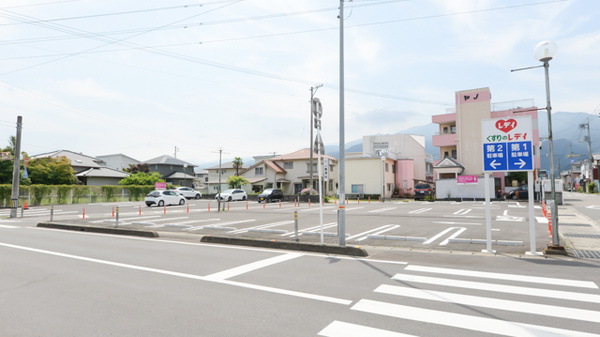 レデイ薬局　新居浜松木店の駐車場