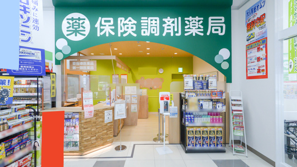 調剤薬局ツルハドラッグ古河中央店の入口