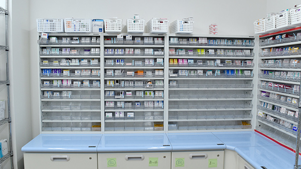 I&H芦屋川薬局の薬棚