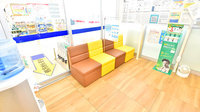 ドラッグイレブン薬局バークレーズ浦添店の待合スペース