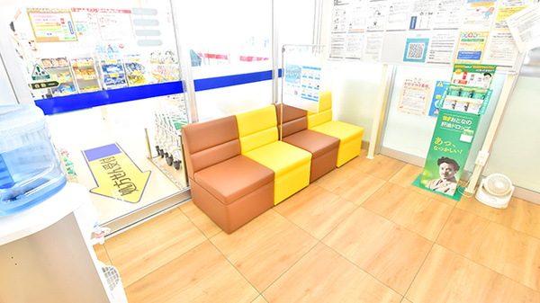 ドラッグイレブン薬局バークレーズ浦添店の待合スペース