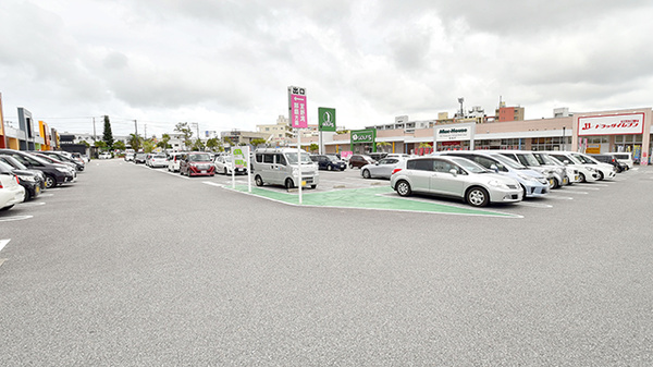 ドラッグイレブン薬局バークレーズ浦添店の駐車場