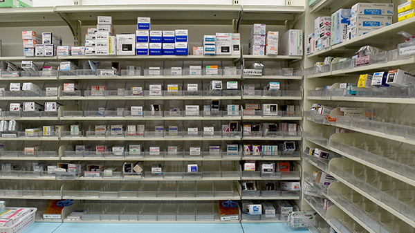 ププレひまわり薬局新涯店の薬棚