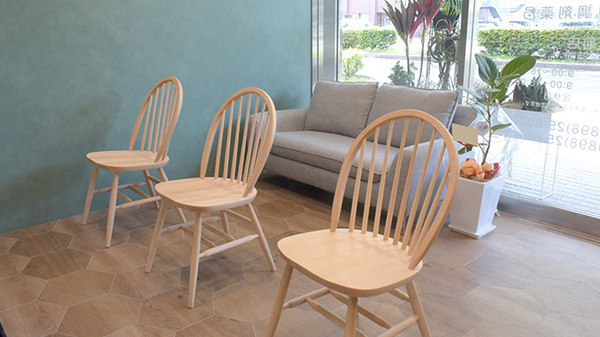 アルファ調剤薬局　駅前店の待合スペース