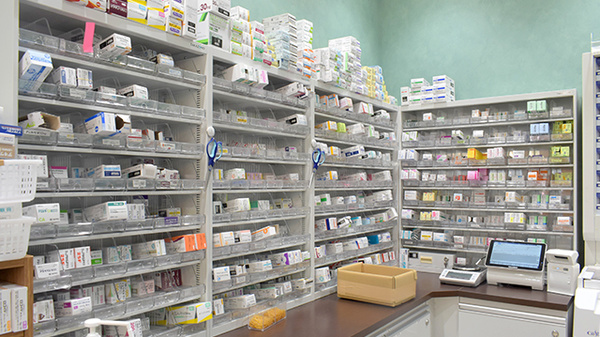 アルファ調剤薬局　駅前店の薬棚